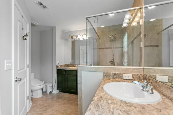 a view of entryway and kitchen