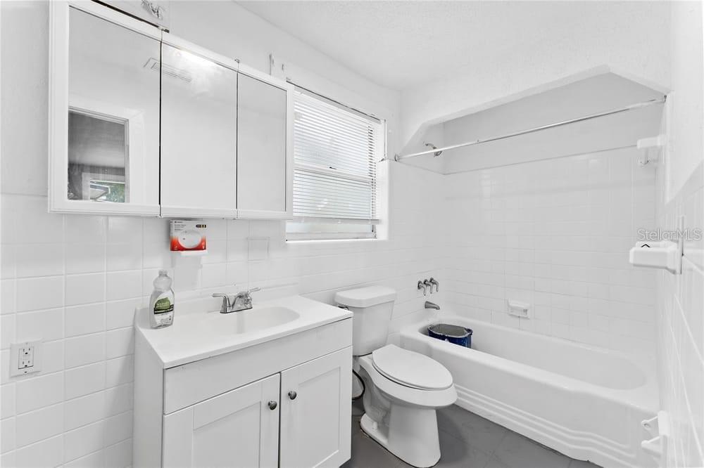 2320 West Walnut Street Tampa, FL 33607 - Photo 17 of 19 a bathroom with a sink a toilet and bathtub