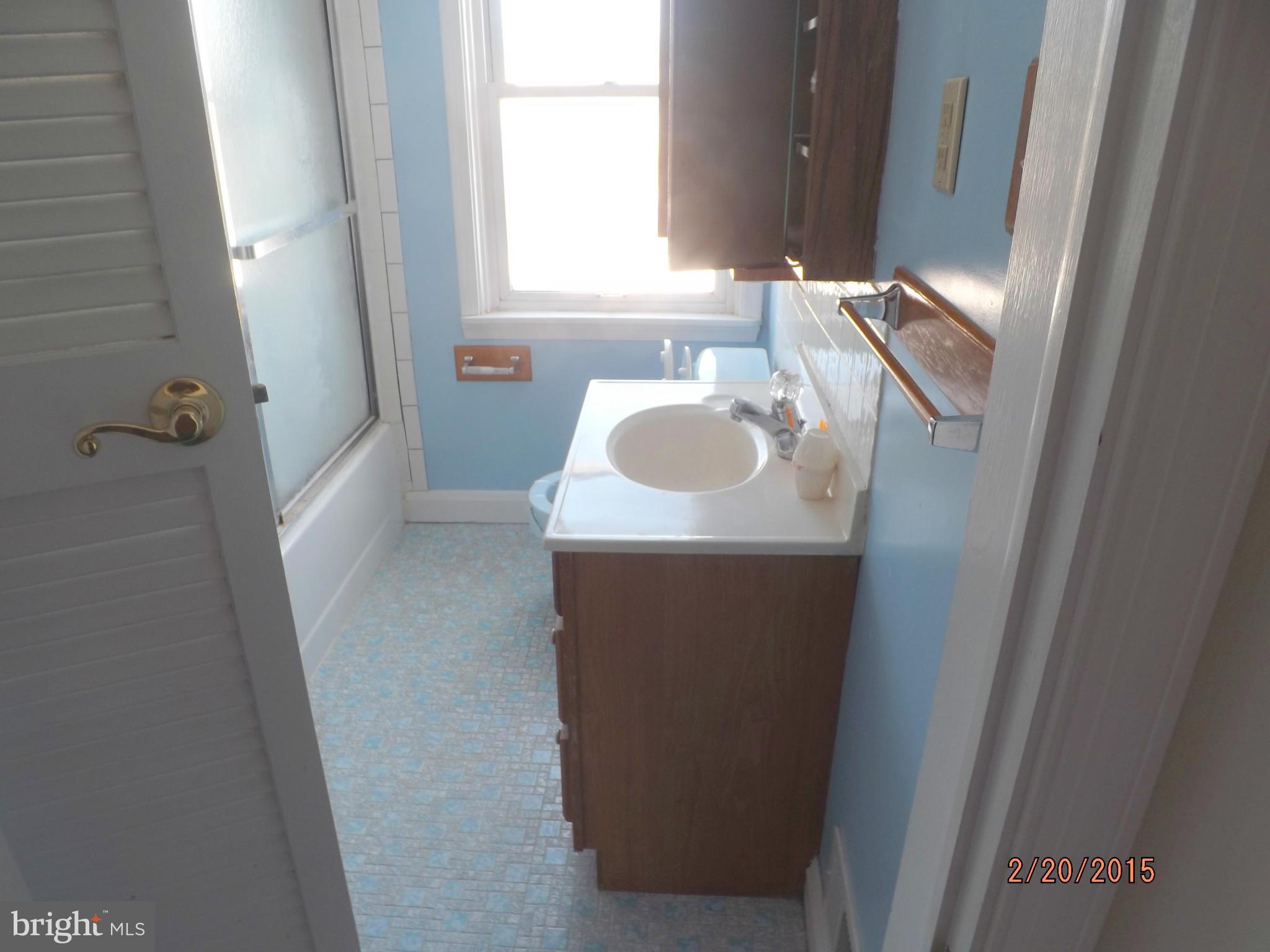 188 Cherrydell Road Baltimore, MD 21228 - Photo 8 of 13 Bath