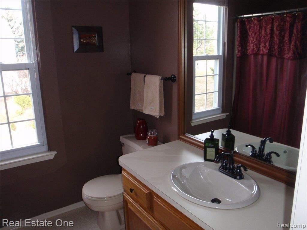 161 Parsons Lane Rochester, MI 48307 - Photo 9 of 17 2nd Bathroom