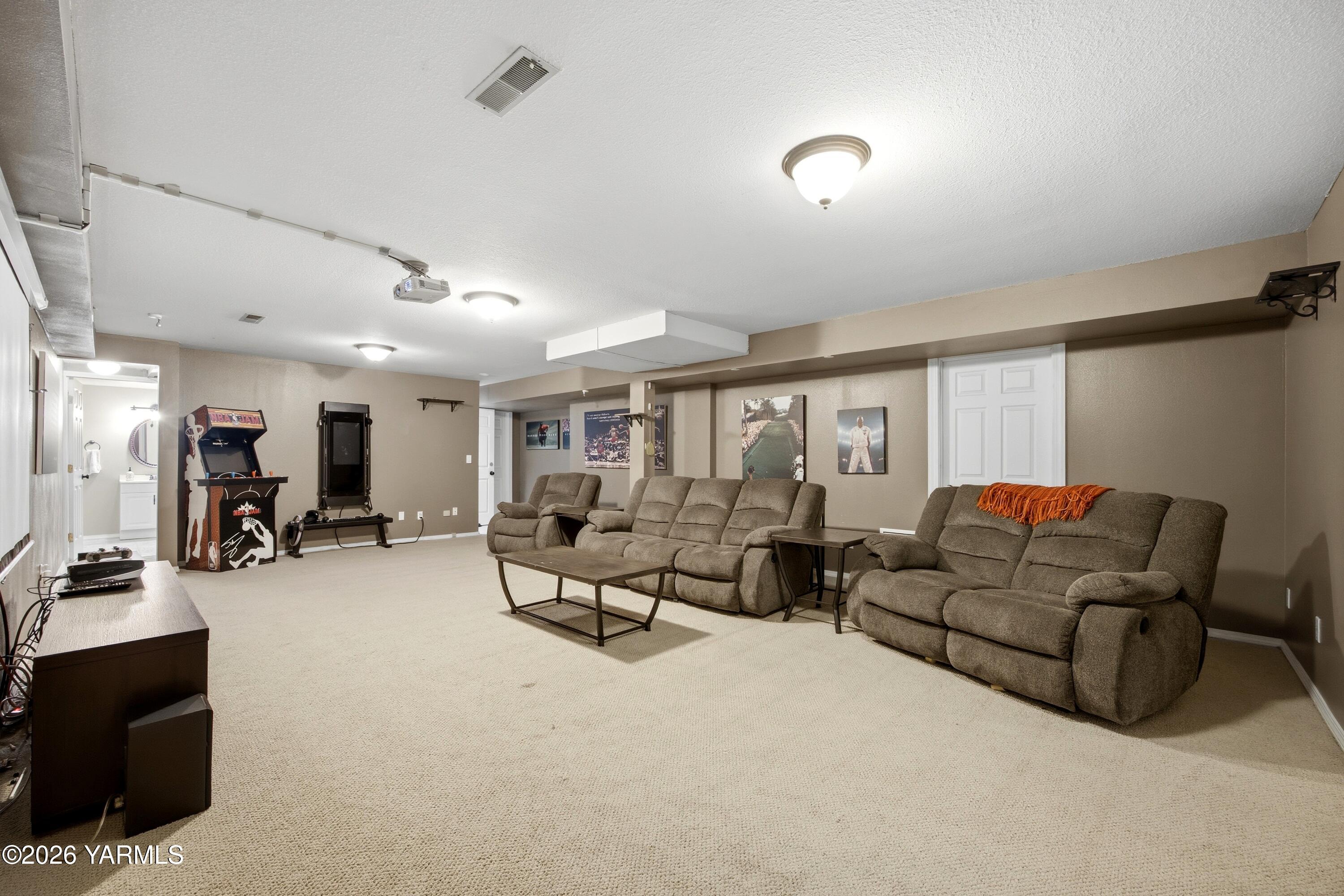 1681 Olmstead Road Grandview, WA 98930 - Photo 13 of 49 a living room with furniture