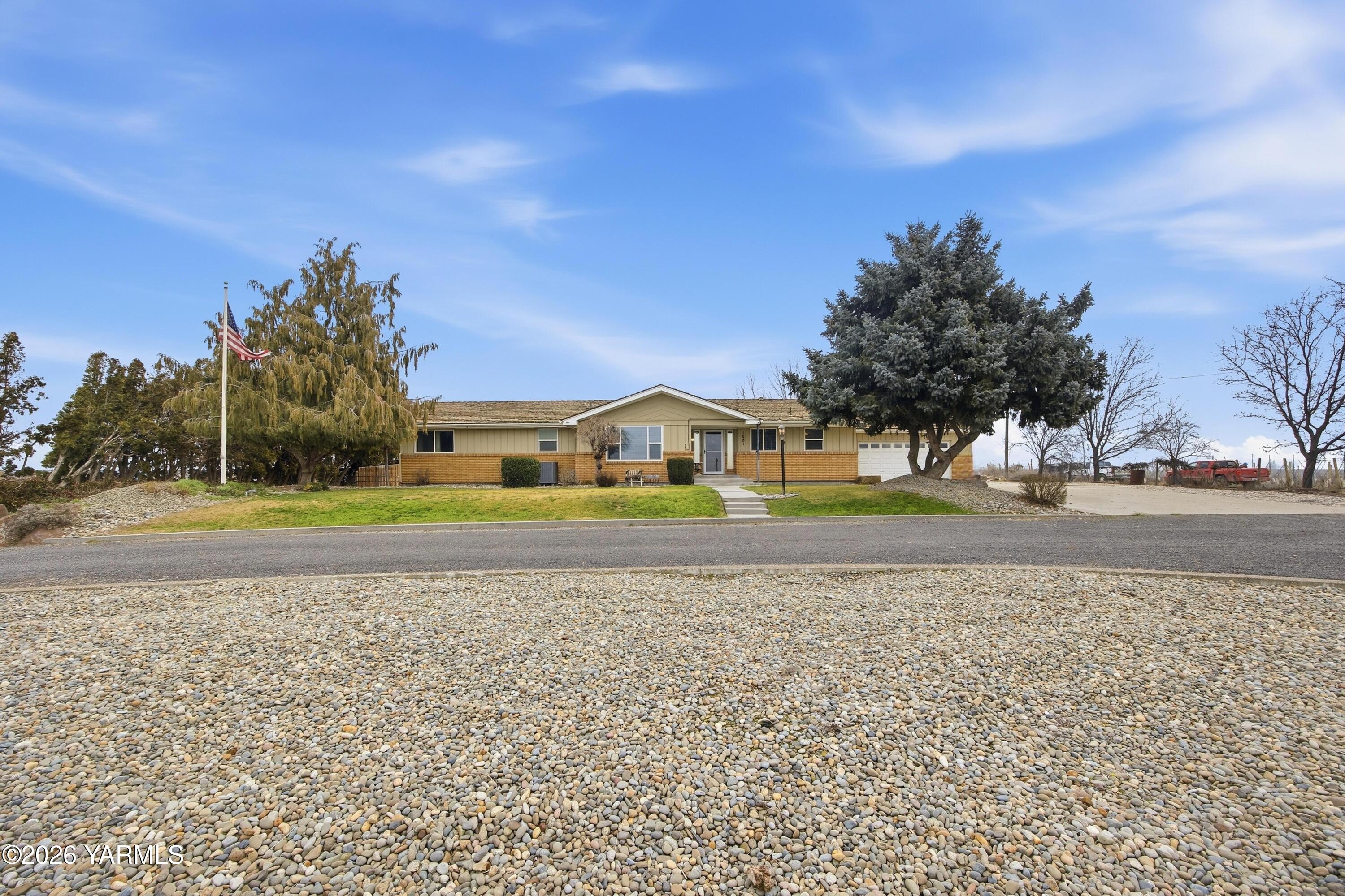 1681 Olmstead Road Grandview, WA 98930 - Photo 25 of 49 a view of a house with a yard