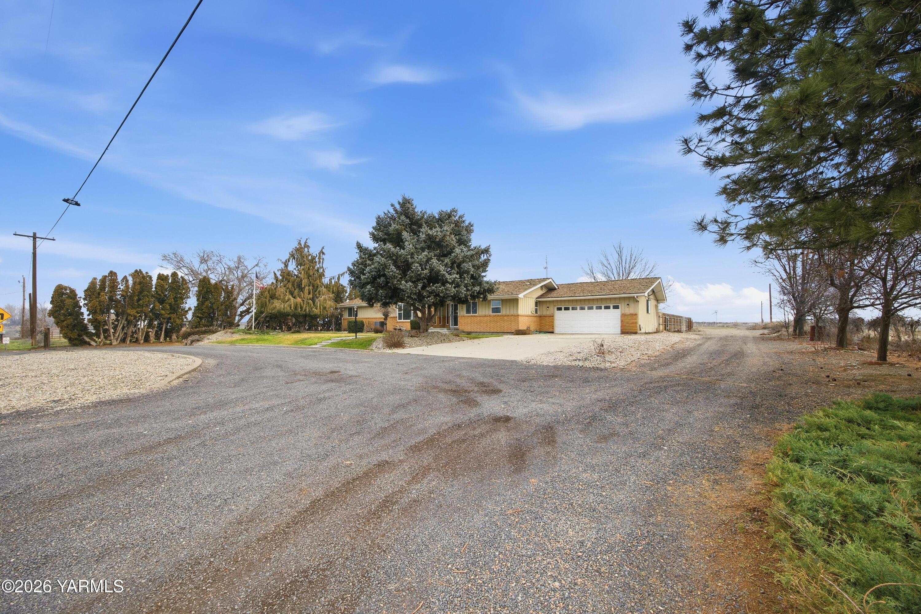 1681 Olmstead Road Grandview, WA 98930 - Photo 28 of 49 a view of a road with trees