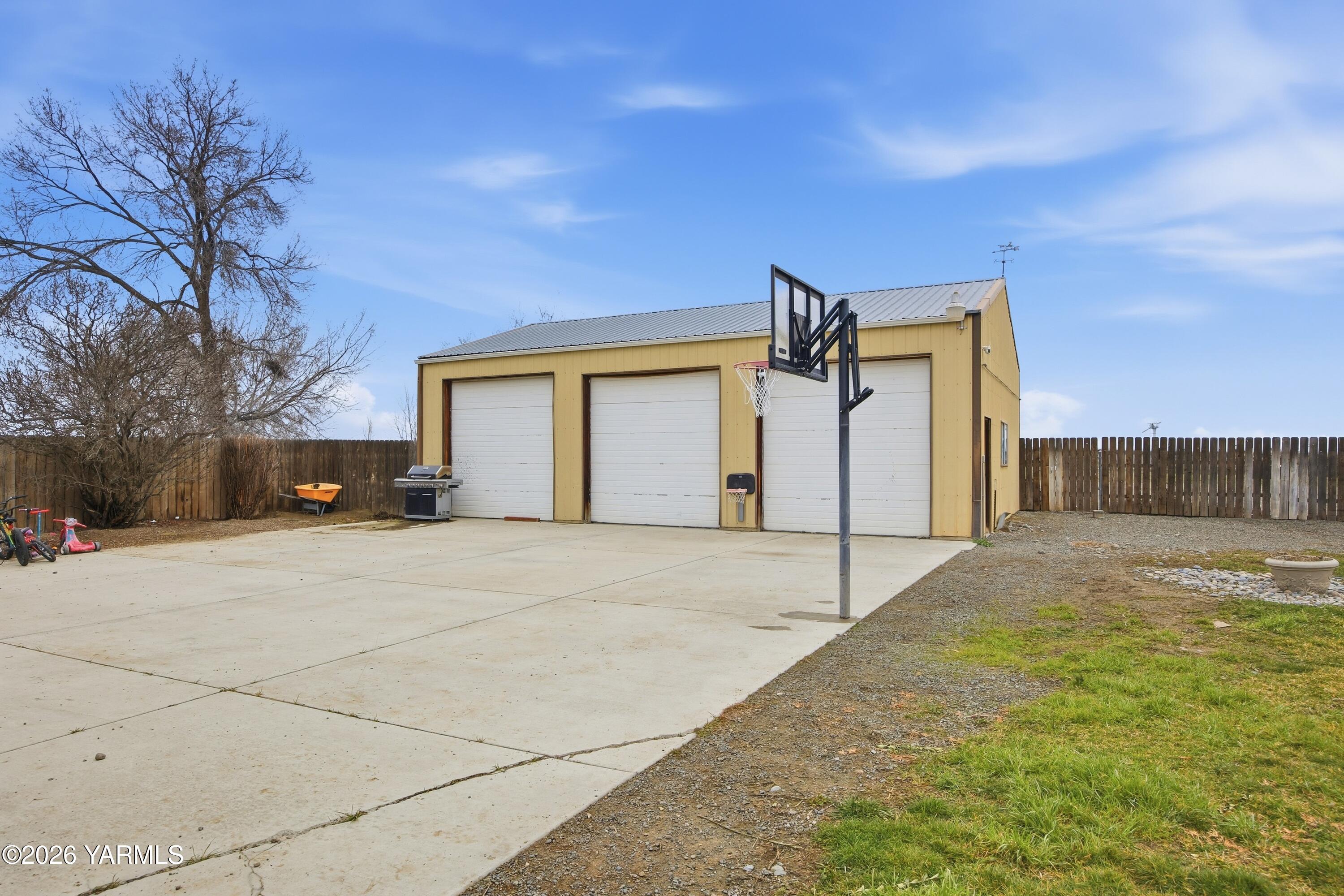 1681 Olmstead Road Grandview, WA 98930 - Photo 32 of 49 a house view with a backyard