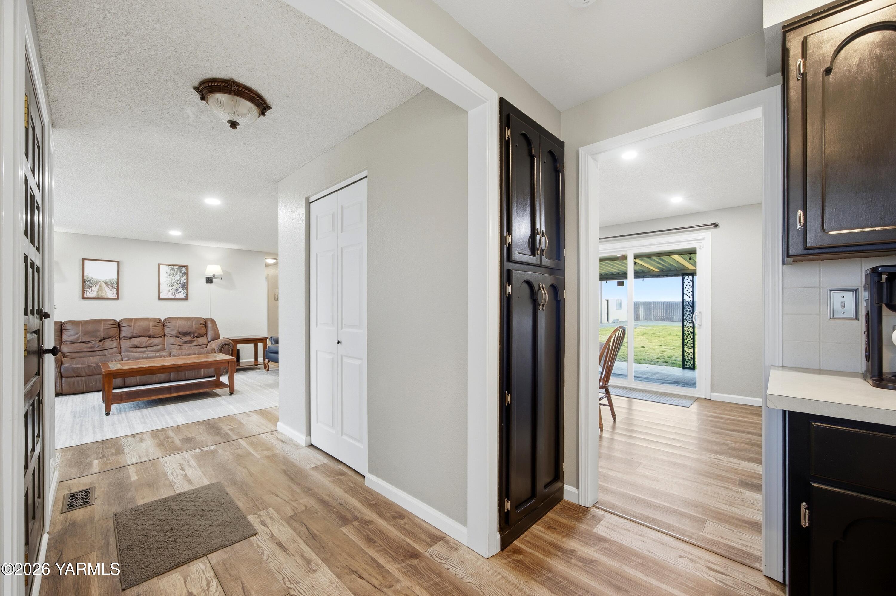 1681 Olmstead Road Grandview, WA 98930 - Photo 33 of 49 a view of a living room