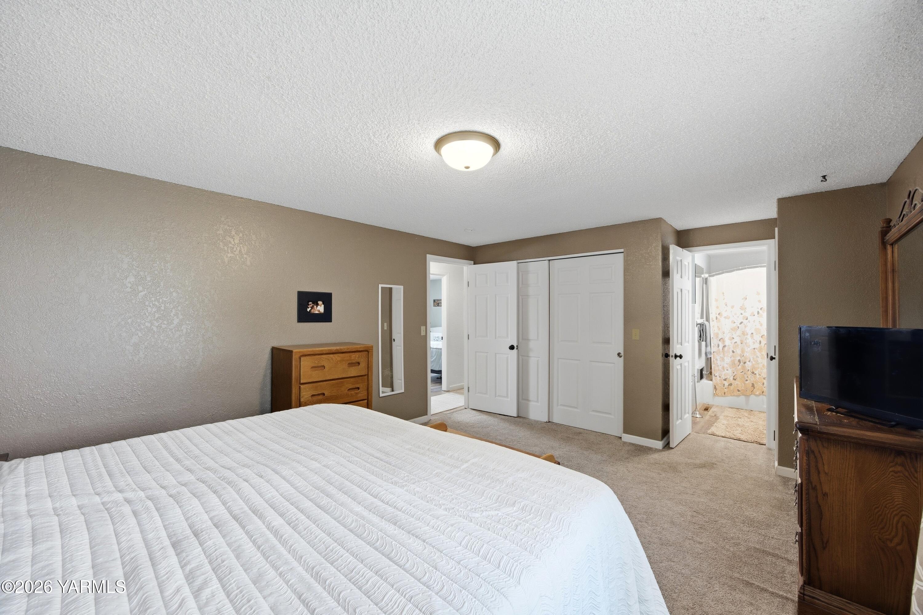 1681 Olmstead Road Grandview, WA 98930 - Photo 45 of 49 a bedroom with a bed and a flat screen tv