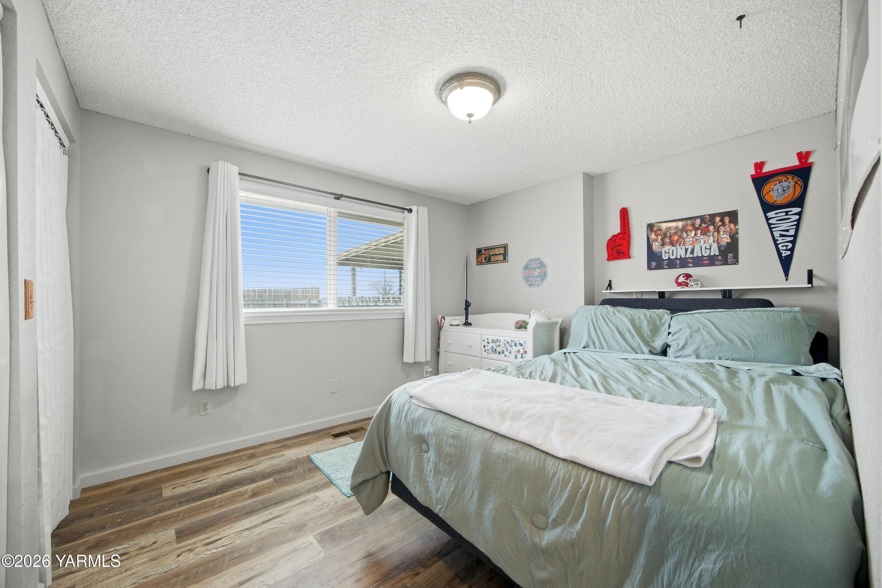 1681 Olmstead Road Grandview, WA 98930 - Photo 47 of 49 a bedroom with a bed and a window