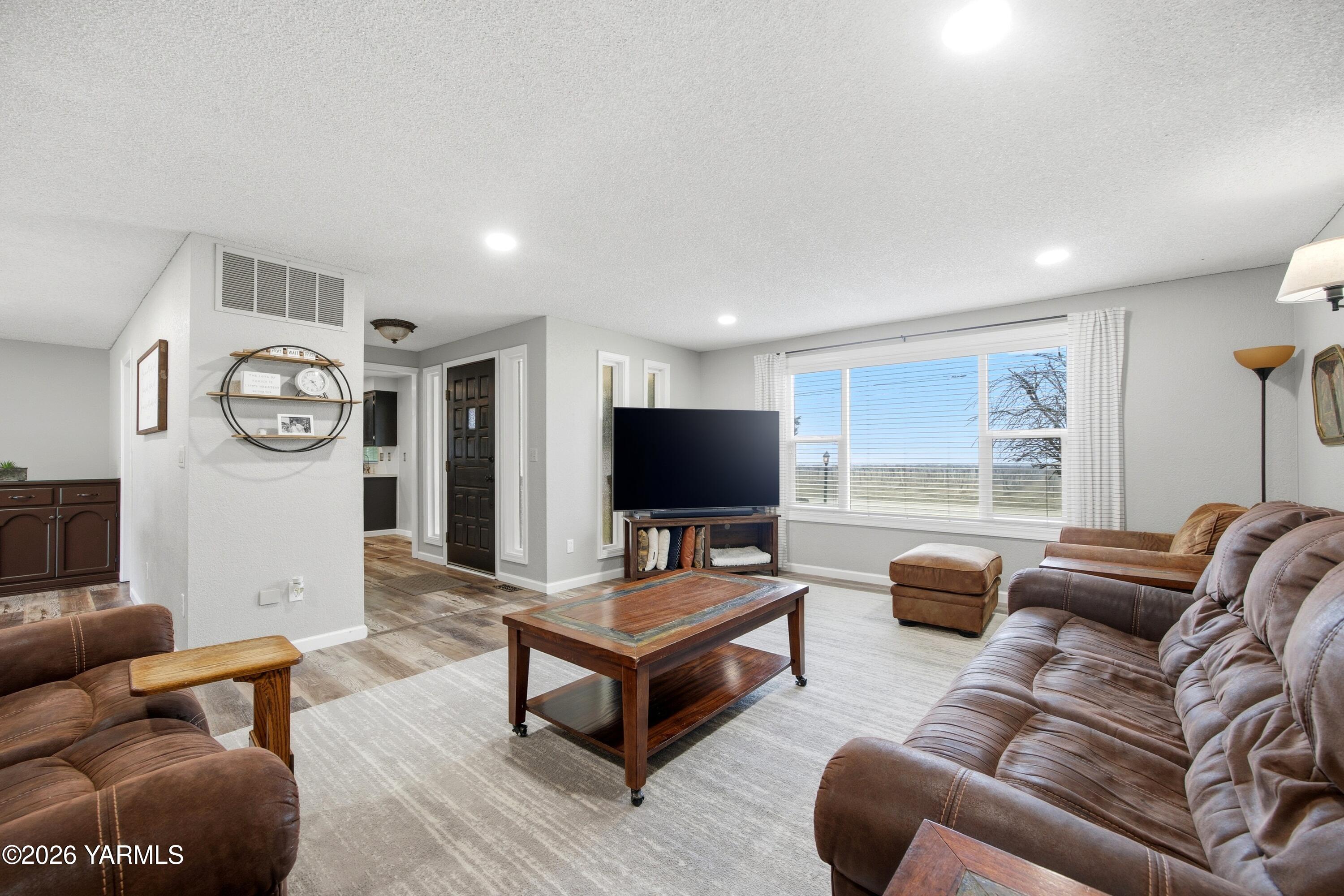 1681 Olmstead Road Grandview, WA 98930 - Photo 6 of 49 a living room with furniture and a flat screen tv