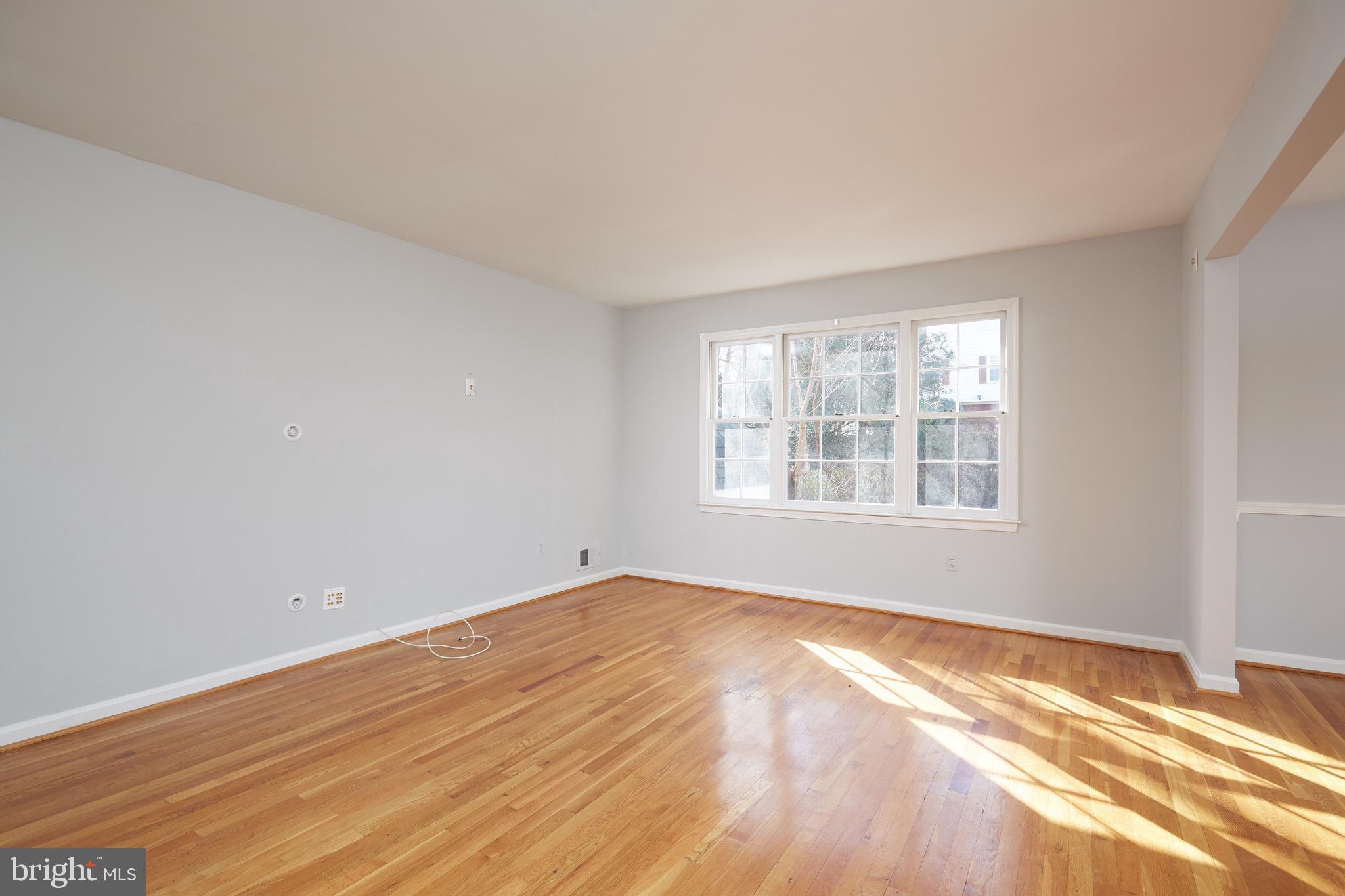 1534 Arbor View Road Silver Spring, MD 20902 - Photo 5 of 30 Living Room
