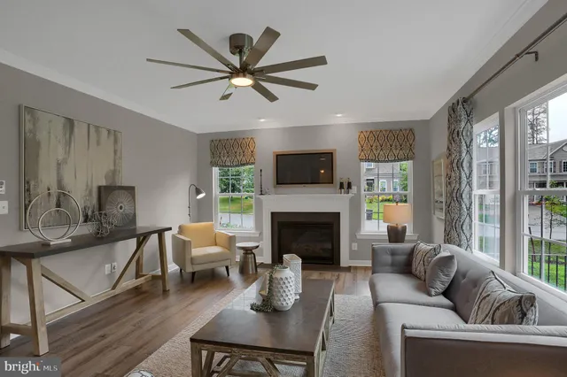 a view of entryway with livingroom