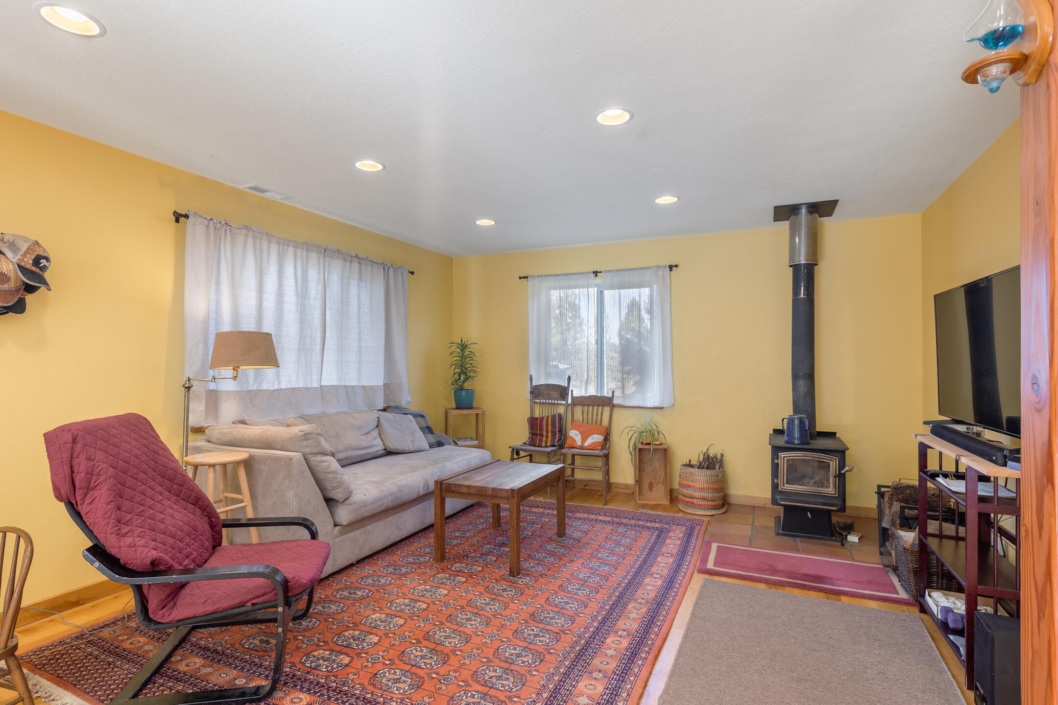 1015 Panther Gulch Road Williams, OR 97544 - Photo 3 of 49 Living Room