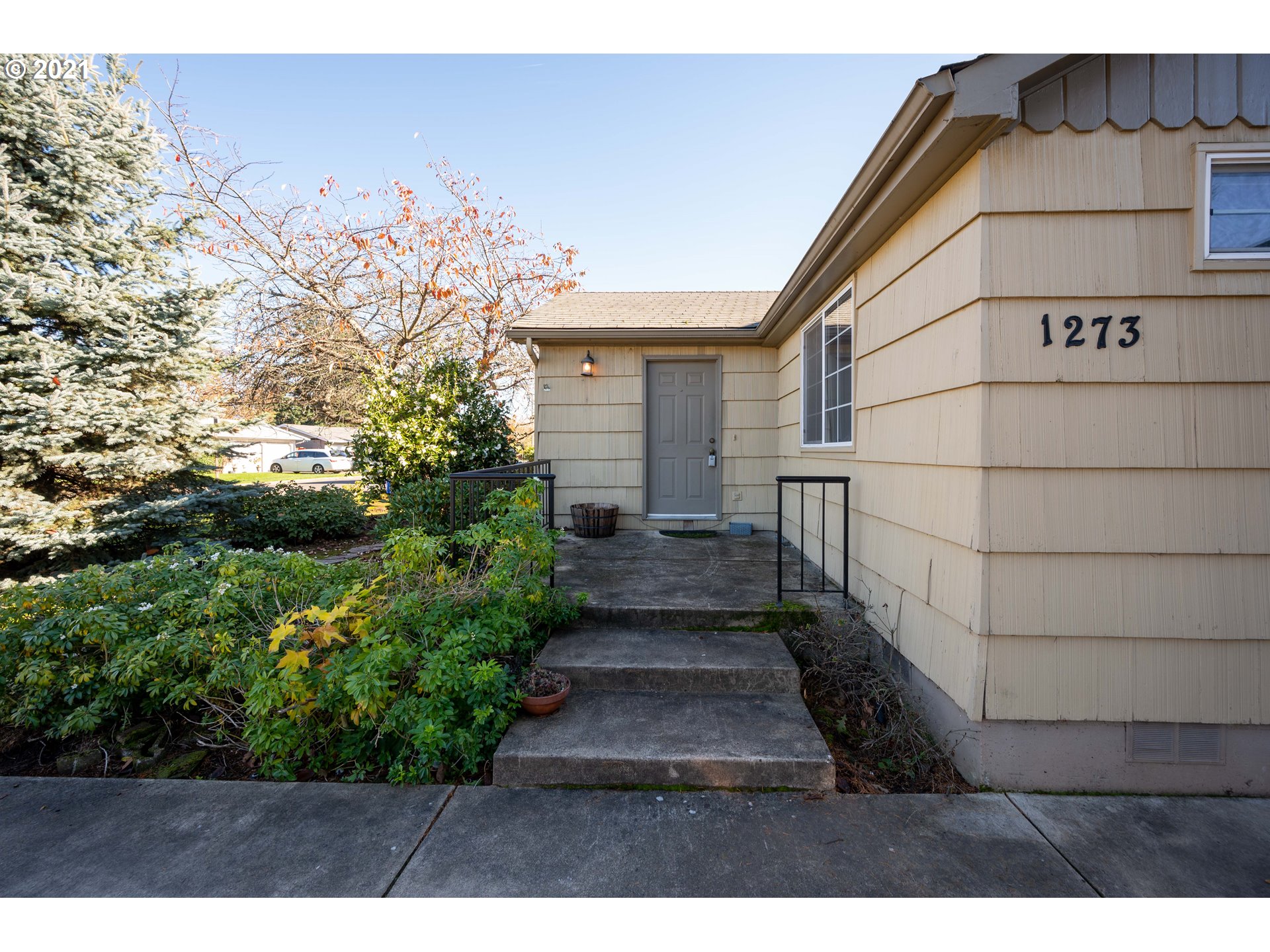1273 Debrick Road Eugene, OR 97401 - Photo 2 of 21 Gallery Image 2