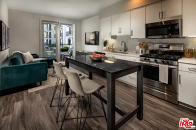 $3,317 | 687 South Hobart Boulevard, Unit 503, Los Angeles, CA 90005