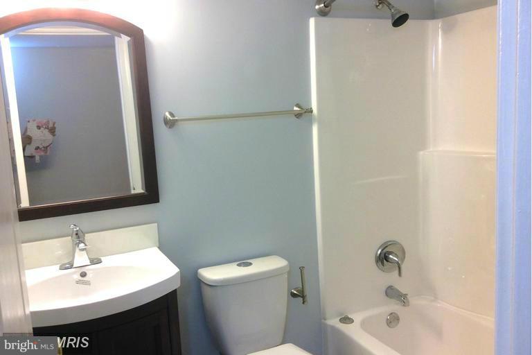 200 South Harrison Road Sterling, VA 20164 - Photo 10 of 11 Bath02
