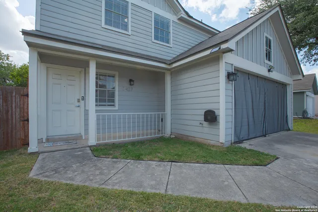 a view of a house with a yard