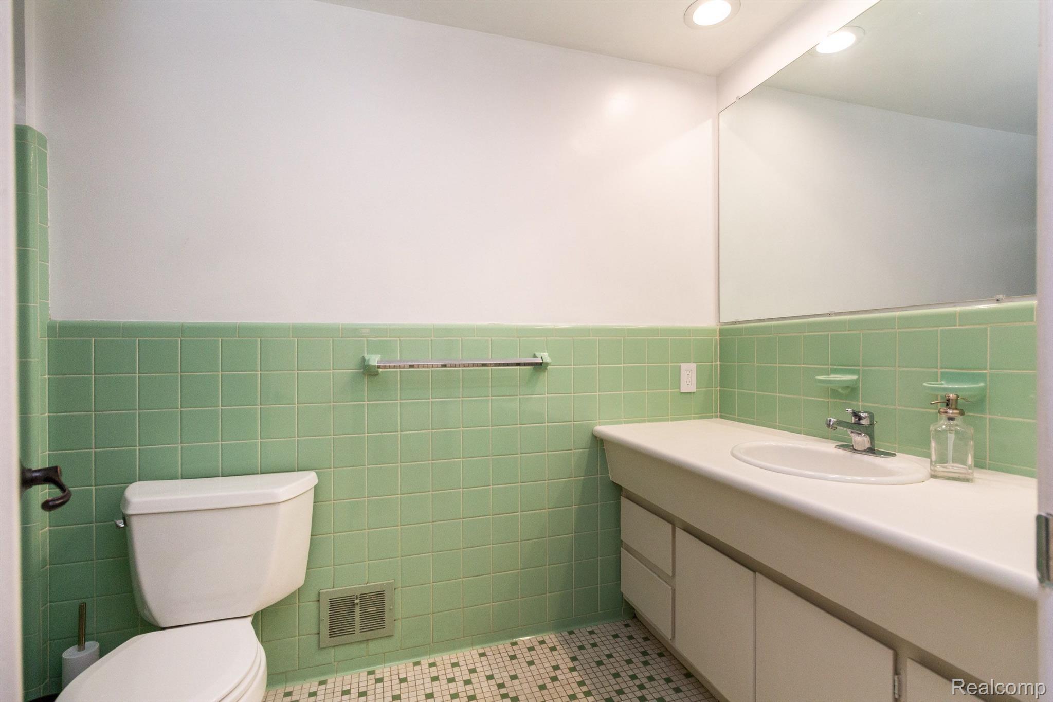 7066 Valleybrook Road West Bloomfield, MI 48322 - Photo 22 of 42 Gallery Image 22