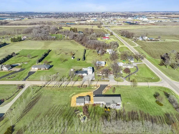 $575,000 | 2849 262nd Street, De Witt, IA 52742