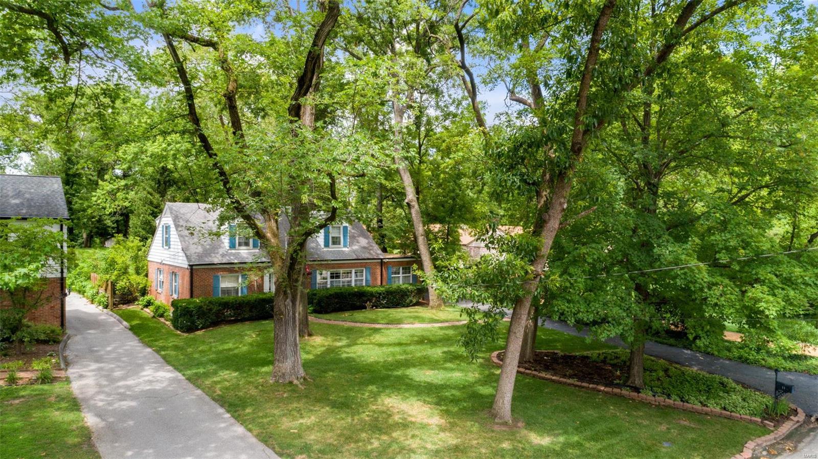 11 Daniel Road Ladue, MO 63124 - Photo 2 of 25