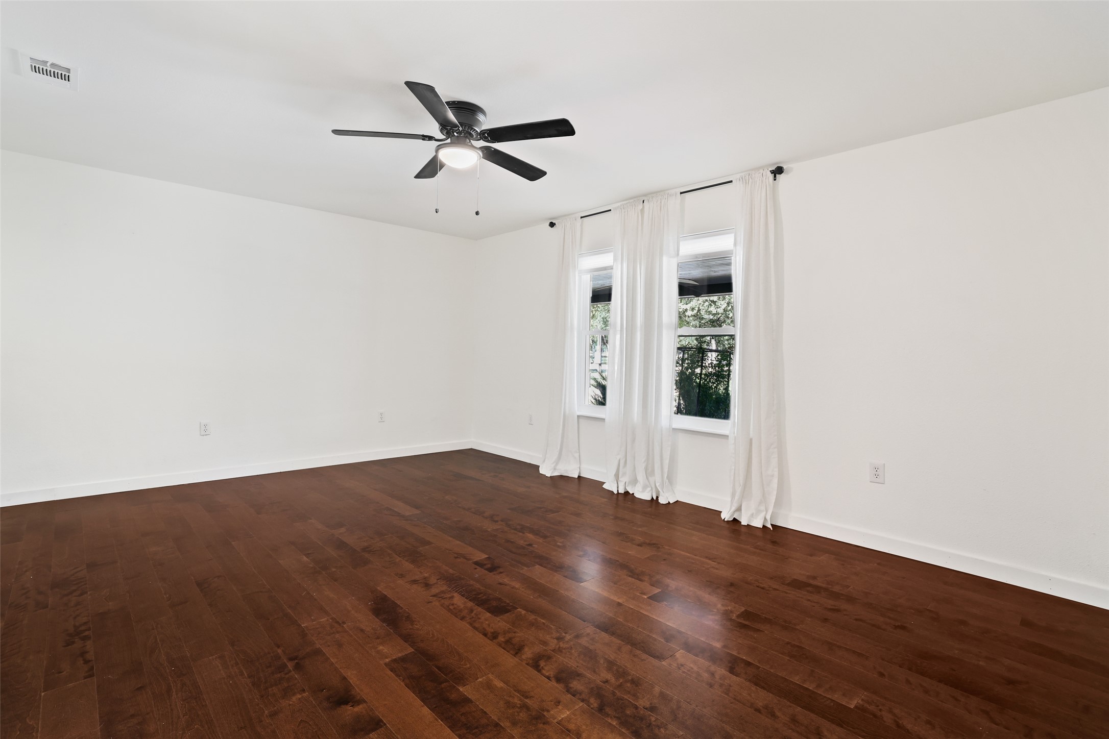 30309 Live Oak Trail Georgetown, TX 78633 - Photo 27 of 40 2nd Bedroom with Ensuite Bathroom.