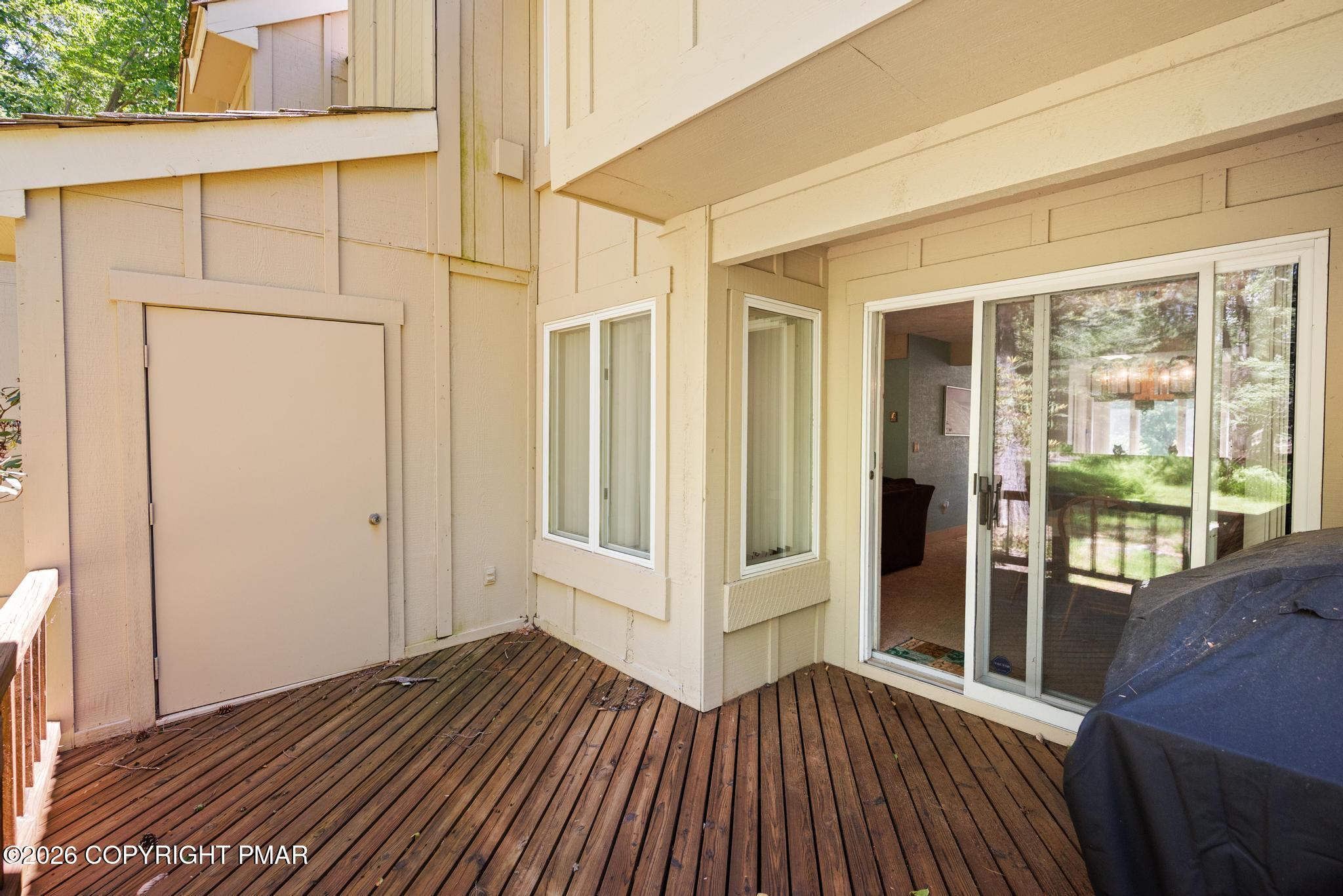 525 Rondaxe Lane Pocono Pines, PA 18350 - Photo 27 of 33 Rear Deck