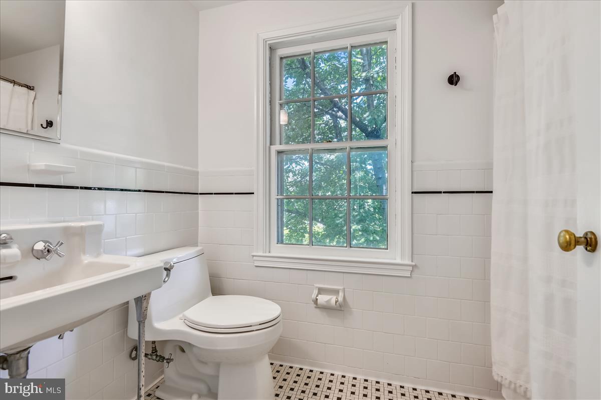 334 Suffolk Road Baltimore, MD 21218 - Photo 19 of 31 Hall Bath