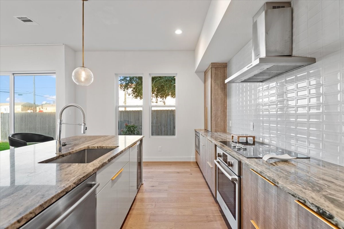 5203 Texas Street Houston, TX 77011 - Photo 4 of 20 The designer kitchen is a dream. Featuring carrera marble countertops, Bosch appliances and an induction cooktop.
