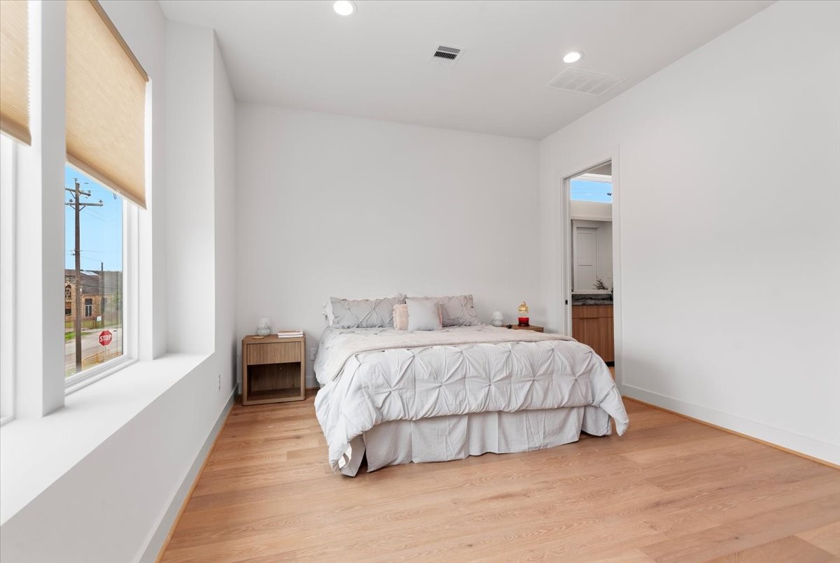 5203 Texas Street Houston, TX 77011 - Photo 9 of 20 Alternate view of primary suite.