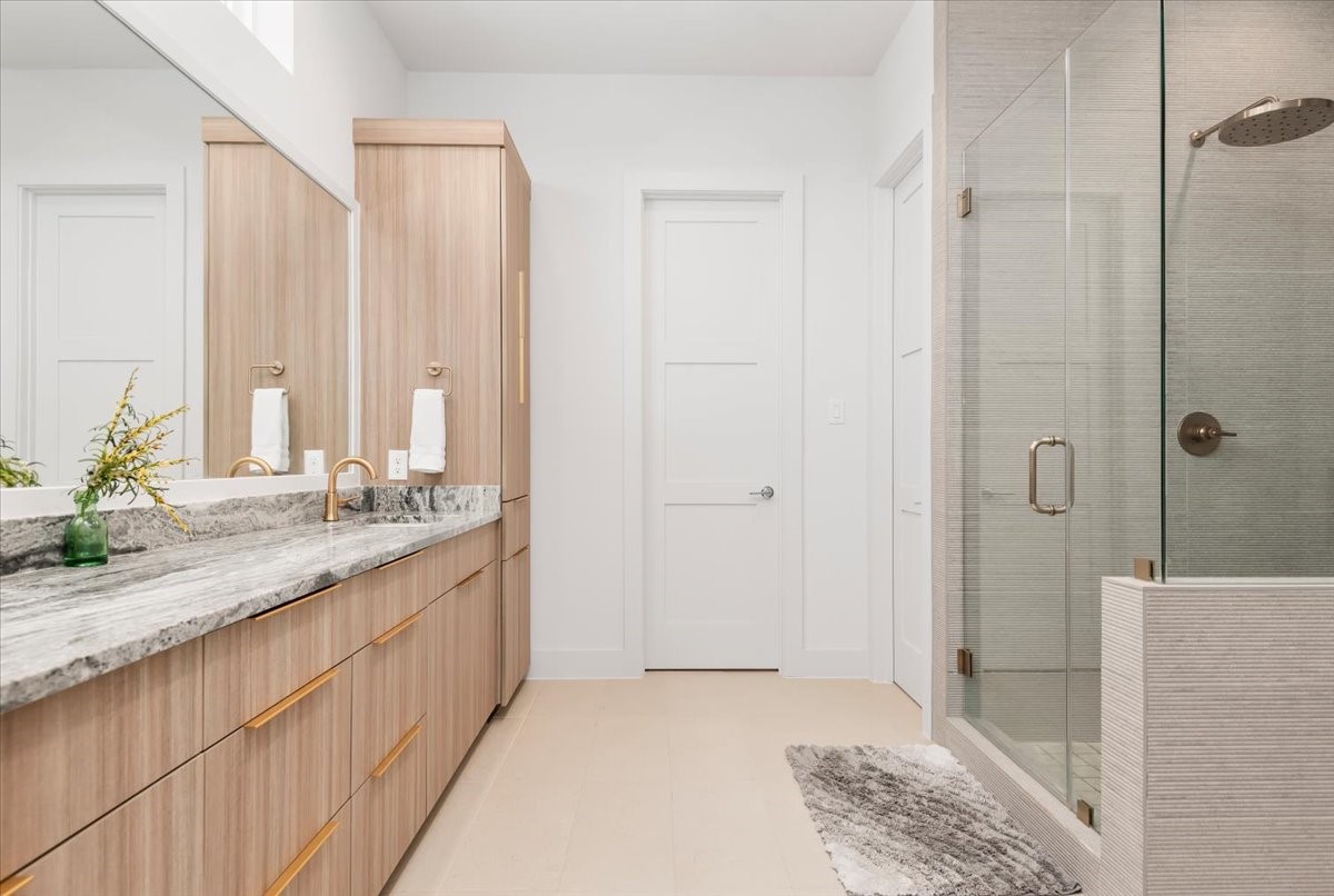 5203 Texas Street Houston, TX 77011 - Photo 10 of 20 Swoon. This primary bath is a delight!