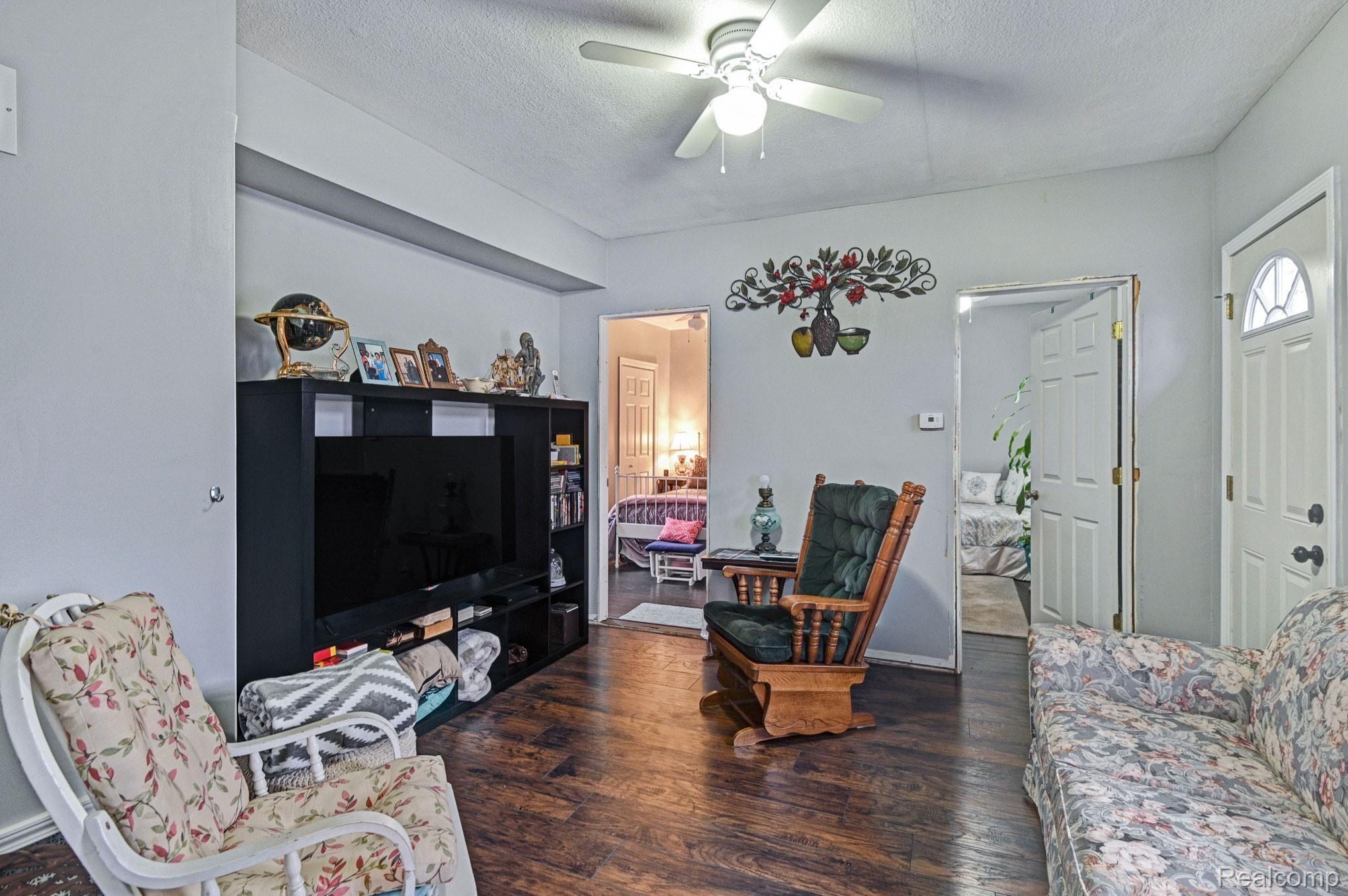 9063 Gd Blanc Road Gaines, MI 48436 - Photo 29 of 64 Home 2 family room.jpg