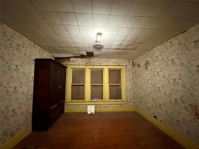 a view of empty room with windows