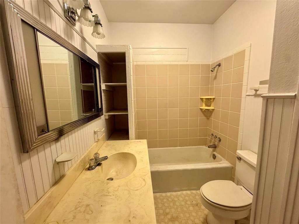 807 North Marable Street West, TX 76691 - Photo 14 of 27 a bathroom with a bathtub and a shower