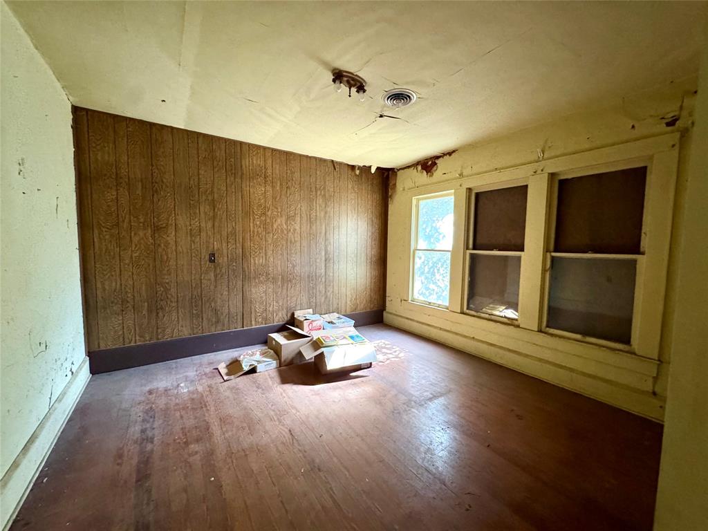 807 North Marable Street West, TX 76691 - Photo 15 of 27 a view of room with window