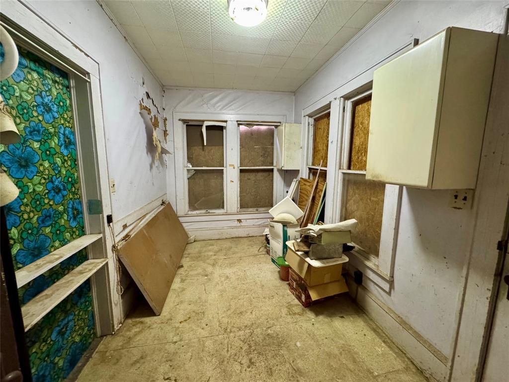 807 North Marable Street West, TX 76691 - Photo 17 of 27 a living room with furniture and a large window