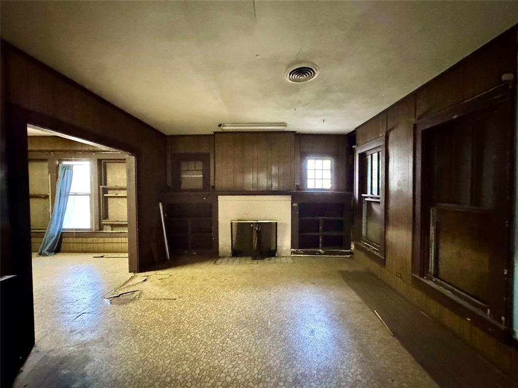 807 North Marable Street West, TX 76691 - Photo 2 of 27 a view of a livingroom with a fireplace