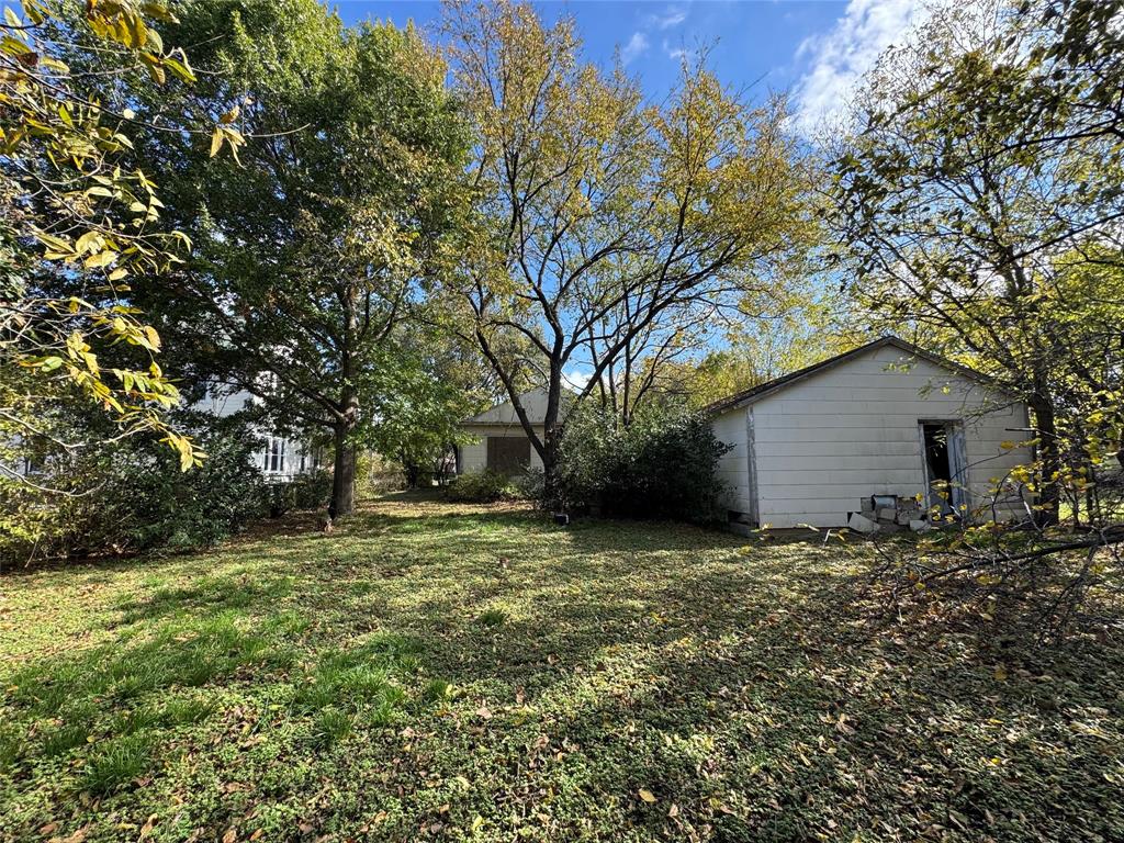 807 North Marable Street West, TX 76691 - Photo 23 of 27 a backyard of a house with large trees
