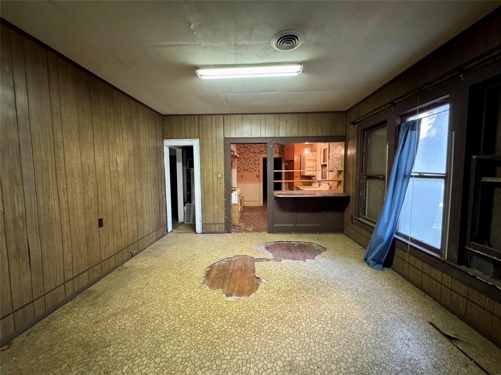 807 North Marable Street West, TX 76691 - Photo 4 of 27 a view of a livingroom with furniture and a window