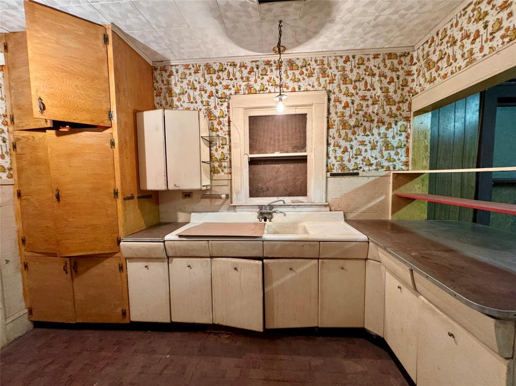 807 North Marable Street West, TX 76691 - Photo 8 of 27 a bathroom with a sink and a mirror