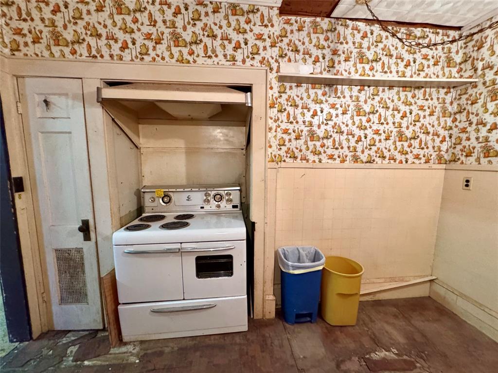 807 North Marable Street West, TX 76691 - Photo 9 of 27 a view of washer and dryer