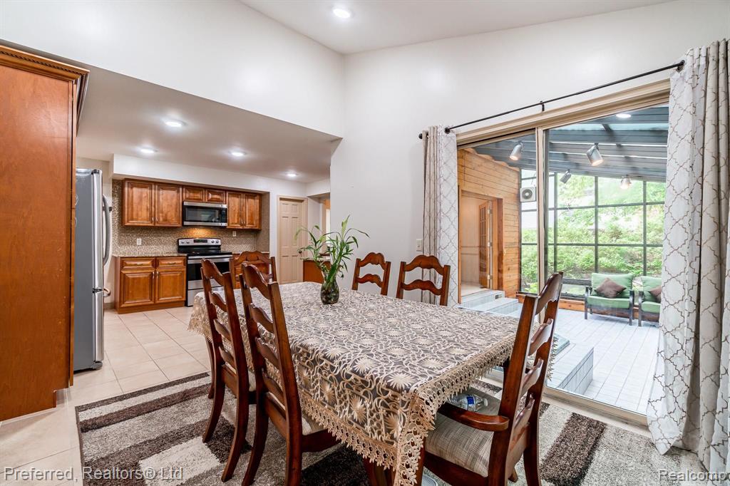30210 High Valley Road Farmington Hills, MI 48331 - Photo 18 of 40