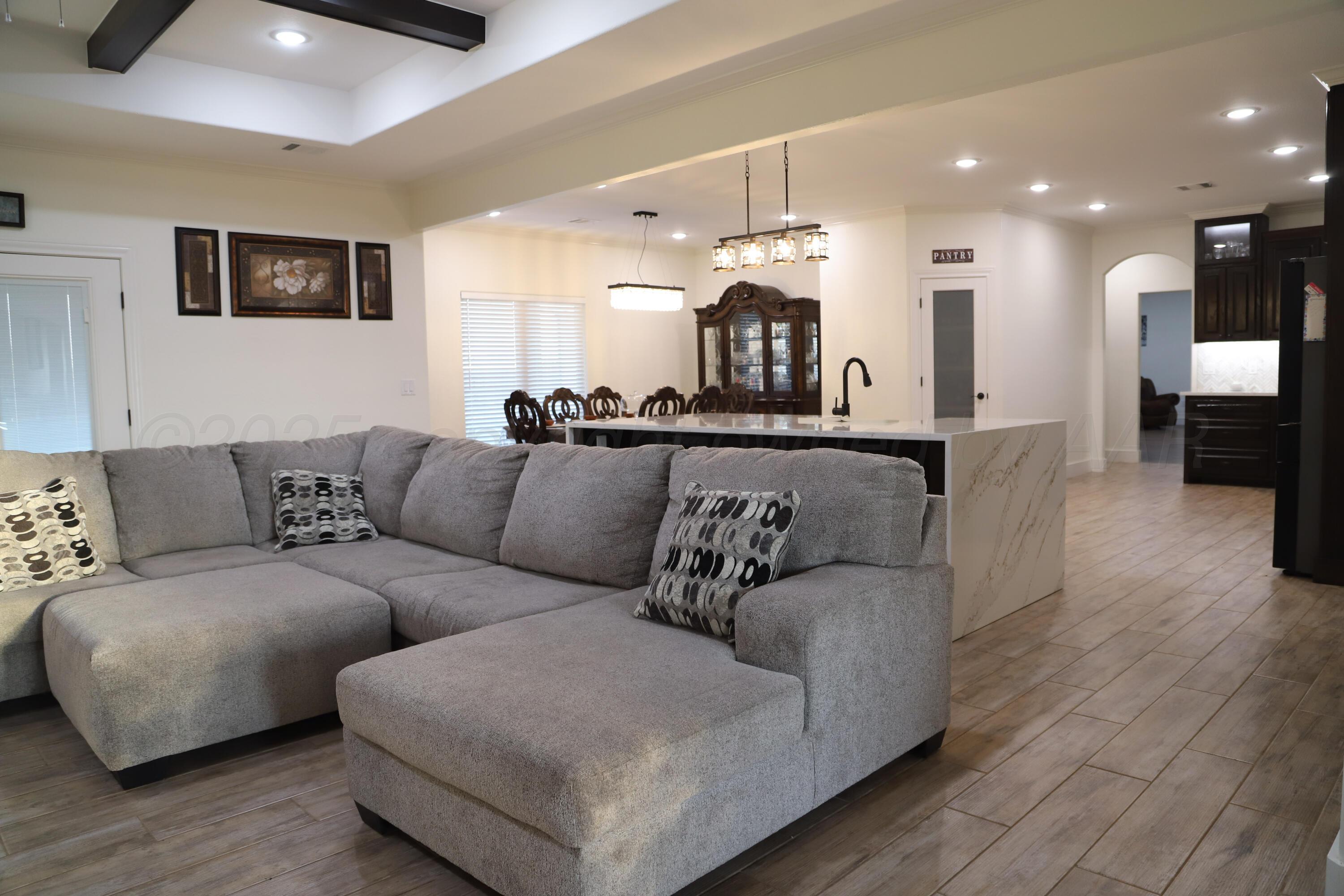 11501 Cutter Lane Amarillo, TX 79118 - Photo 3 of 24 a living room with furniture and kitchen view