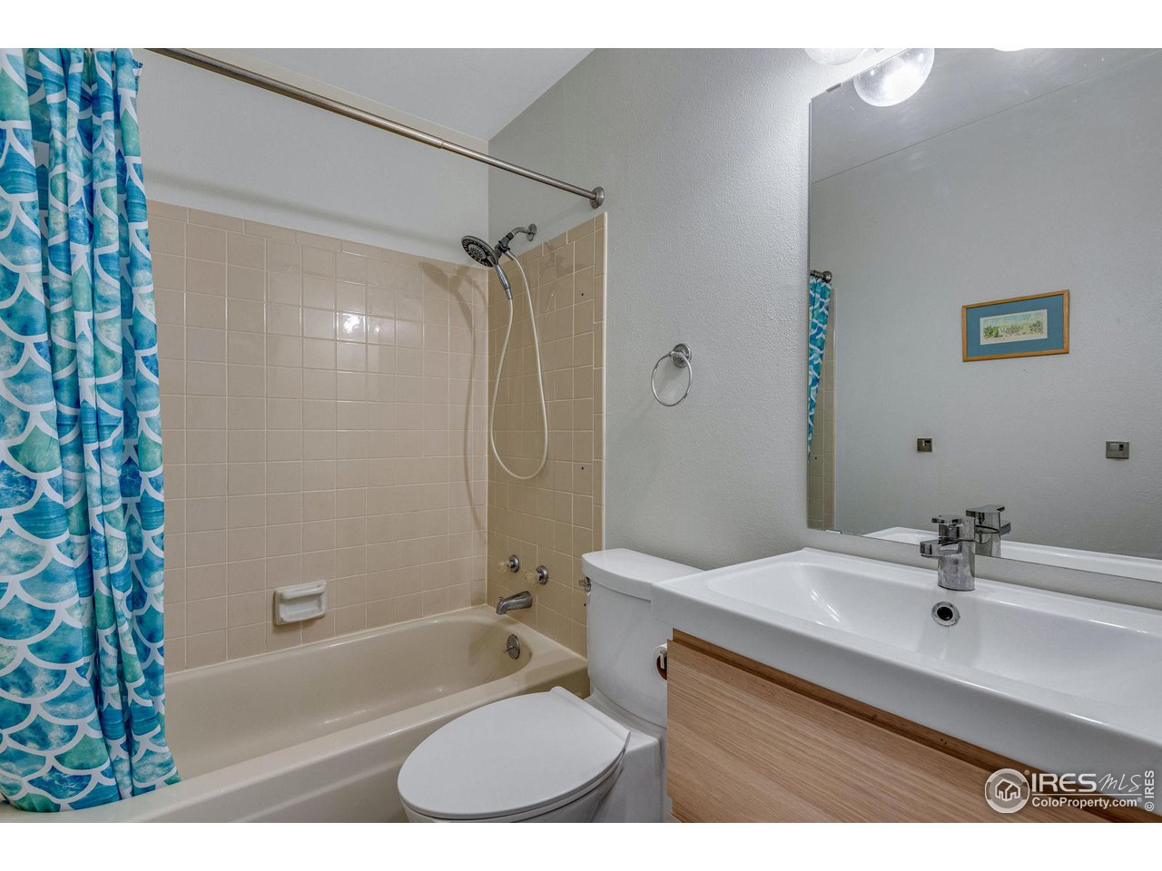 908 Clover Circle Lafayette, CO 80026 - Photo 27 of 40 a bathroom with a sink mirror toilet and bathtub