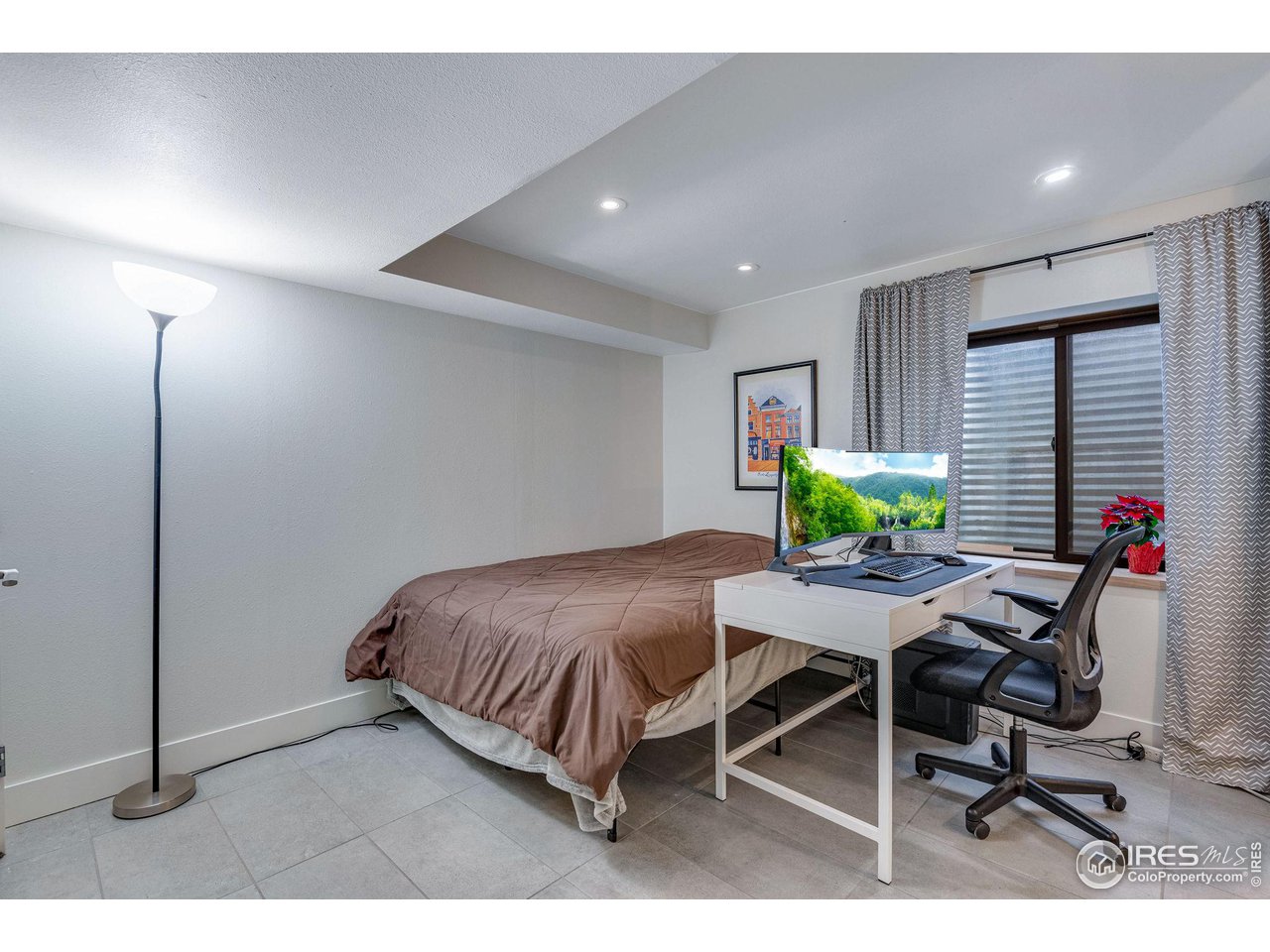 908 Clover Circle Lafayette, CO 80026 - Photo 31 of 40 a workspace with furniture and a potted plant