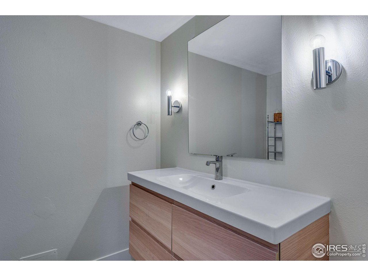 908 Clover Circle Lafayette, CO 80026 - Photo 33 of 40 a bathroom with a sink vanity and mirror