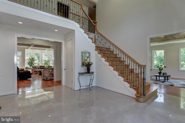 9830 River Road Potomac, MD 20854 - Photo 7 of 31 Entrance foyer