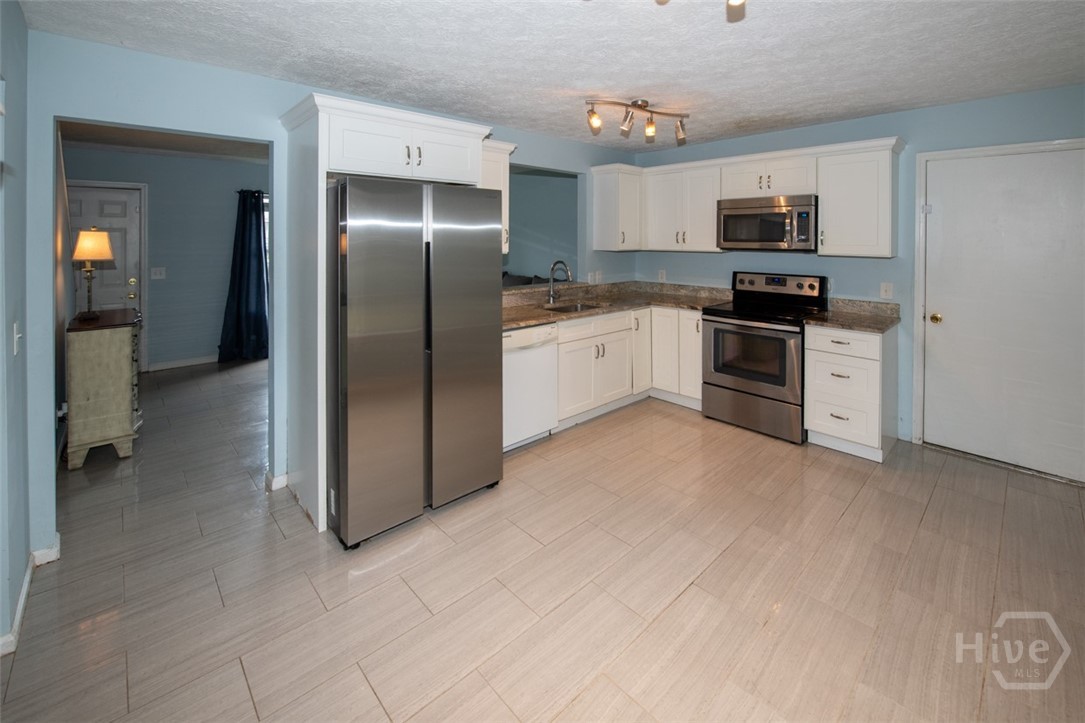 104 Ropemaker Lane Savannah, GA 31410 - Photo 12 of 40 Kitchen/Breakfast Area