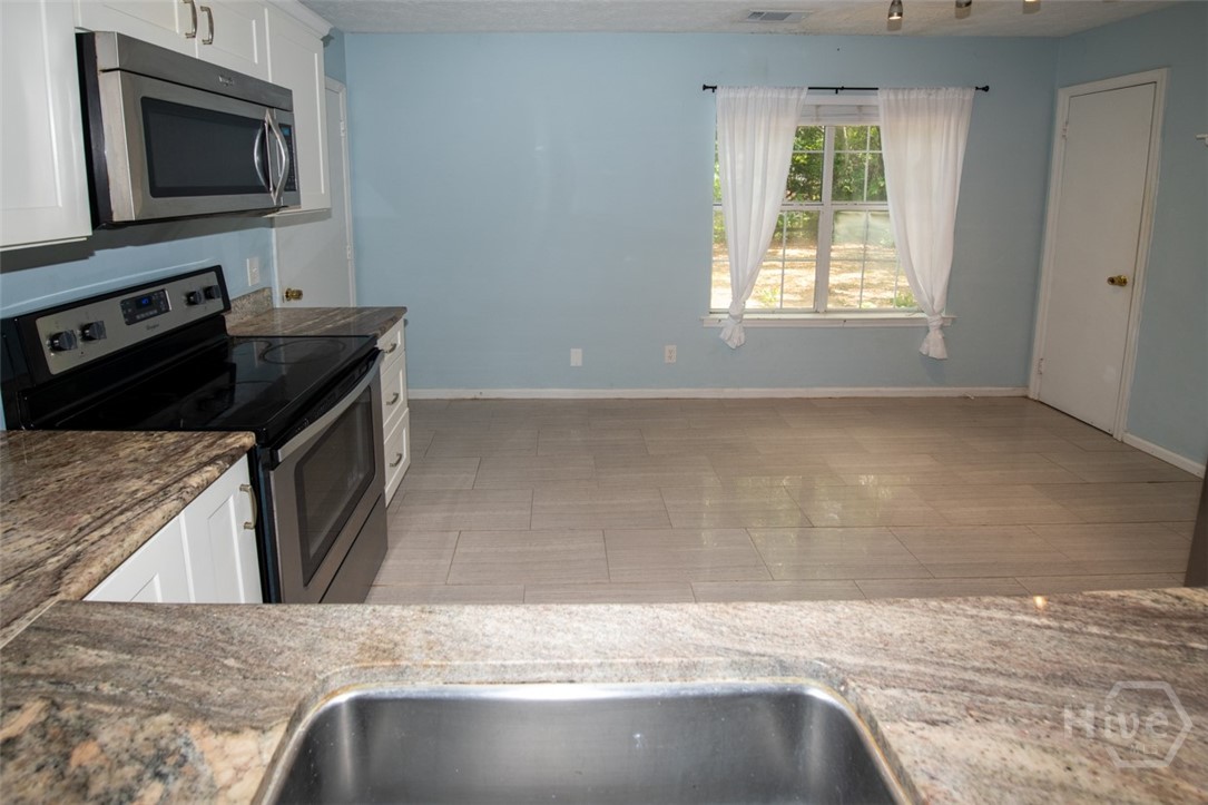 104 Ropemaker Lane Savannah, GA 31410 - Photo 13 of 40 Kitchen/Breakfast Area