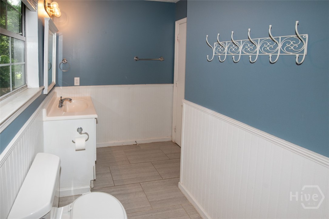 104 Ropemaker Lane Savannah, GA 31410 - Photo 21 of 40 Main Floor Bathroom