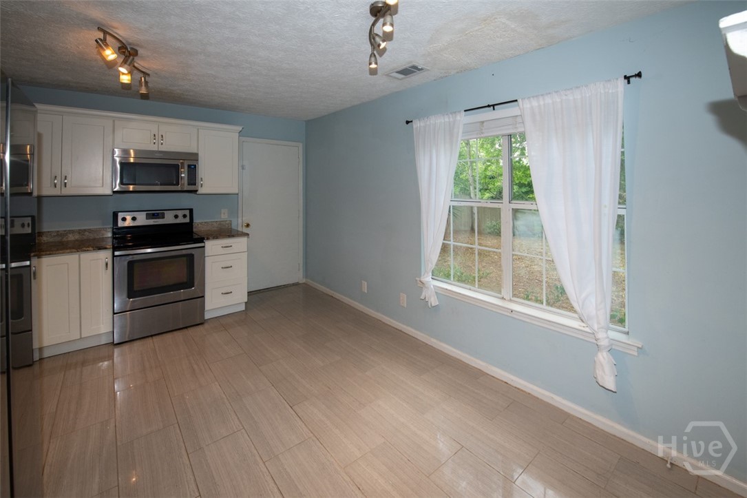 104 Ropemaker Lane Savannah, GA 31410 - Photo 10 of 40 Kitchen/Breakfast Area