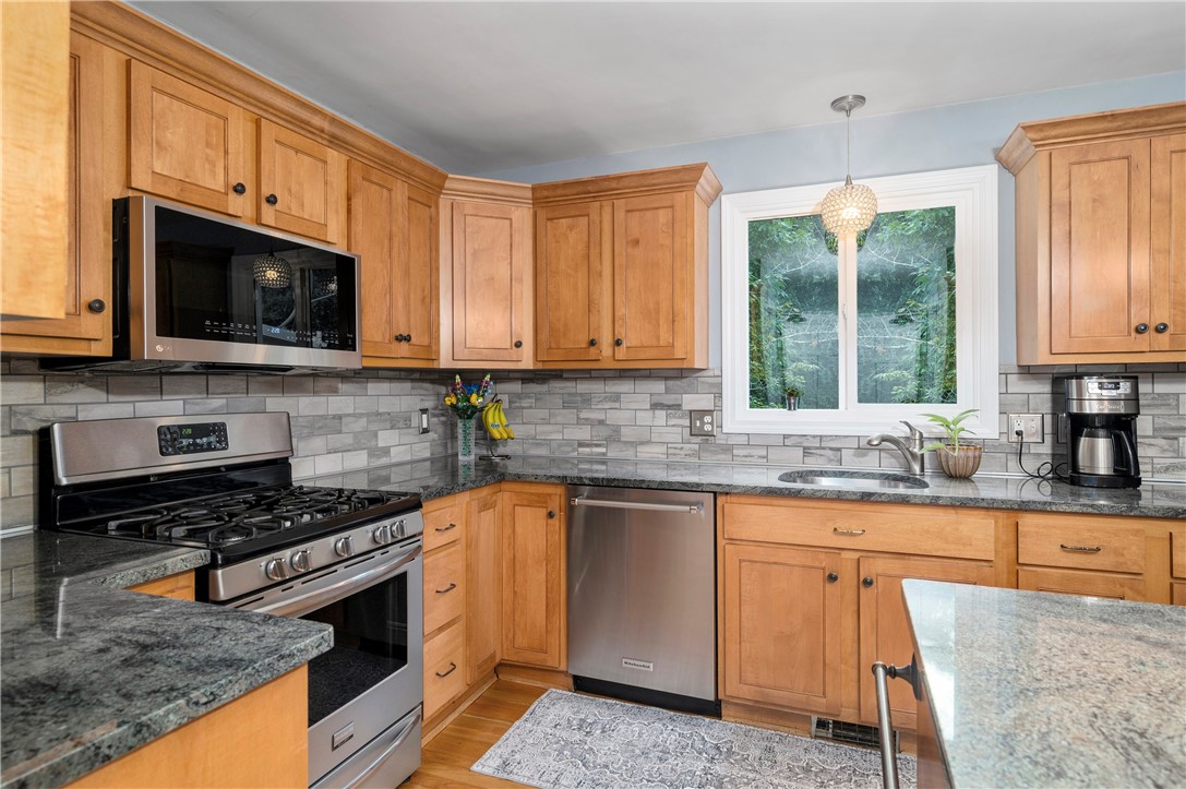 26 Mashie Road Cumberland, RI 02864 - Photo 3 of 40 Gallery Image 3