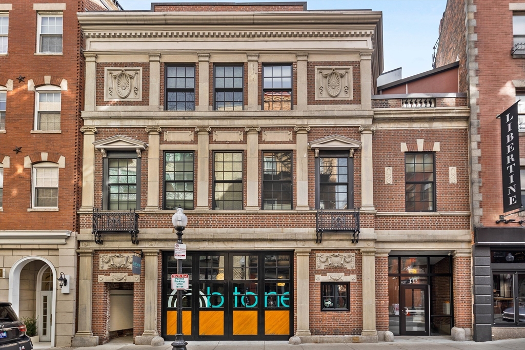 133 Salem Street Boston, MA 02113 - Photo 1 of 27 a front view of multi story residential apartment building